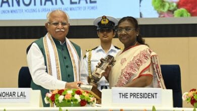 Minister of Housing and Urban Affairs Manohar Lal with President Droupadi Murmu at the Swachh Survekshan Awards 2024-2025
