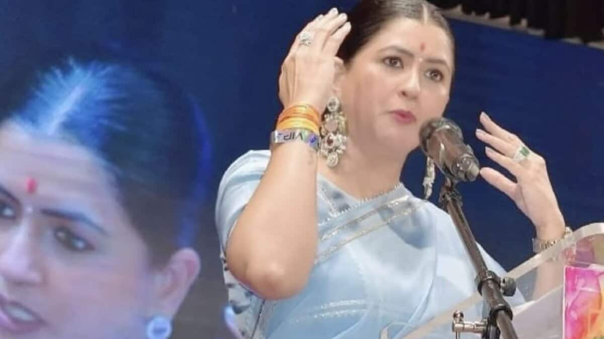 Kajal Hindusthani addresses a gathering in New York