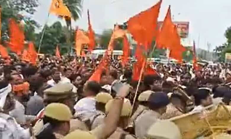 Hindutva mob storms Fatehpur maqbara, vandalises tomb despite police presence