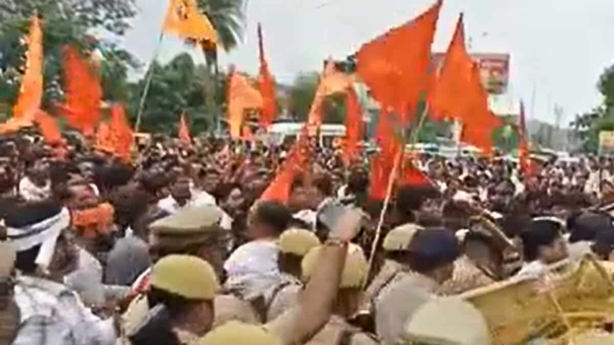 Hindutva mob storms Fatehpur maqbara, vandalises tomb despite police presence
