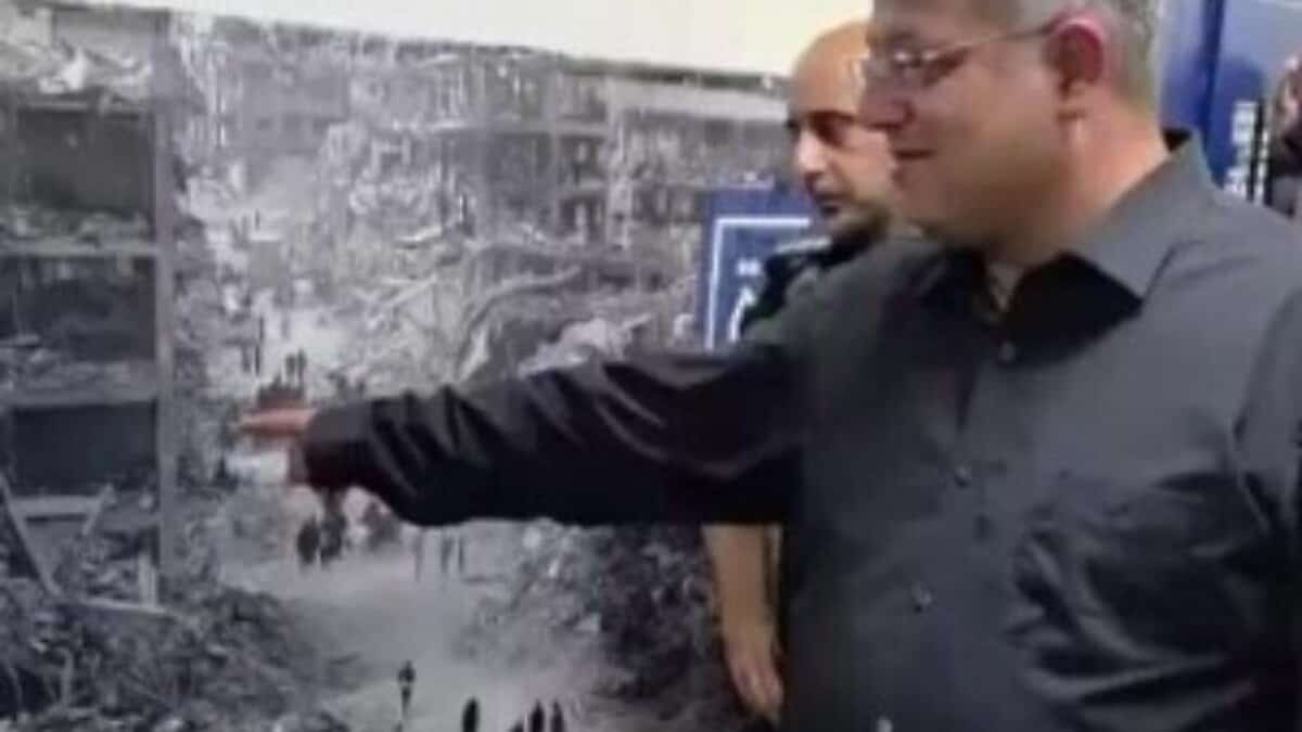 Israeli National Security Minister Itamar Ben-Gvir points at a large photo of Gaza destruction displayed for Palestinian prisoners, August 20.