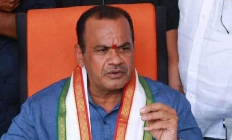 Roads and buildings minister Komatireddy Venkat Reddy criticises BRS working president KTR for calling Congress a 'dirty' and 'third grade' party.