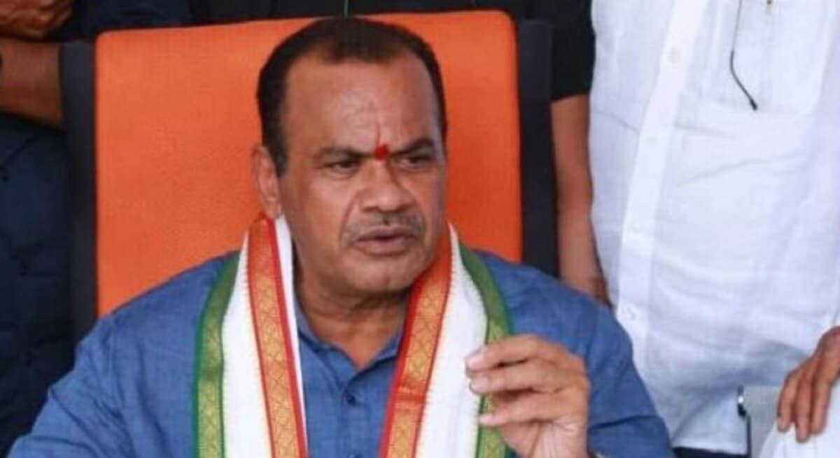 Roads and buildings minister Komatireddy Venkat Reddy criticises BRS working president KTR for calling Congress a 'dirty' and 'third grade' party.