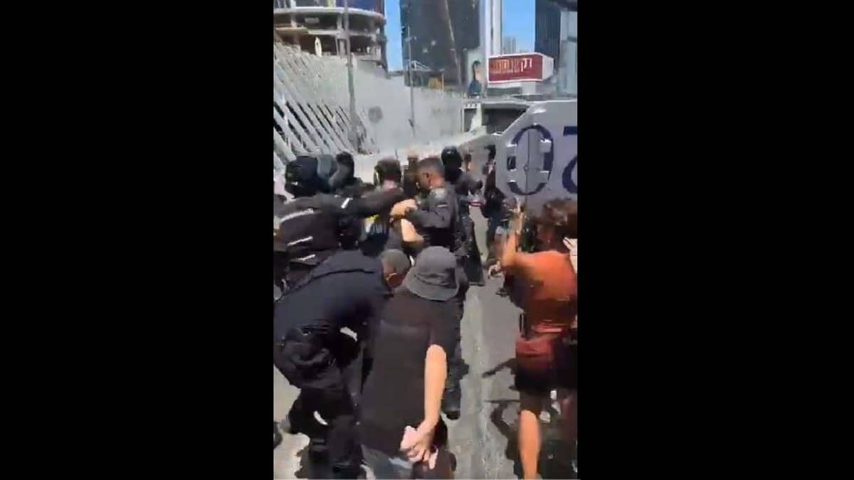 Police detain protestors in Israel