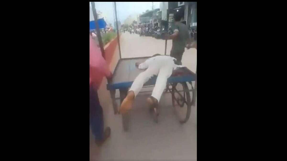 A dead body taken to hospital in Telangana on pushcart