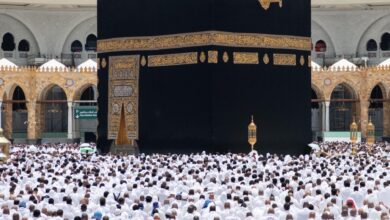 A large crowd of Umrah pilgrims dressed in white garments gathered around the Kaaba in Makkah.