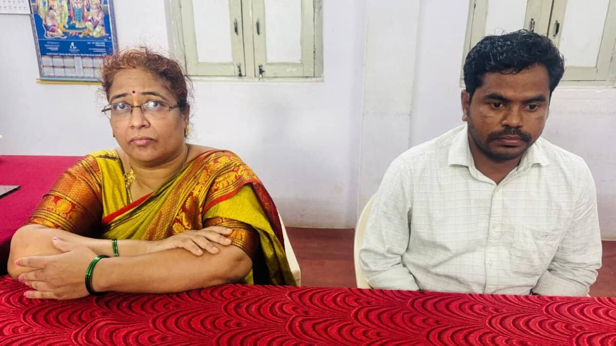 Amangal mandal tahsildar, Chintakindi Lalitha (right) and surveyor, Kota Ravi (left) were caught by the Telangana ACB for demanding bribe