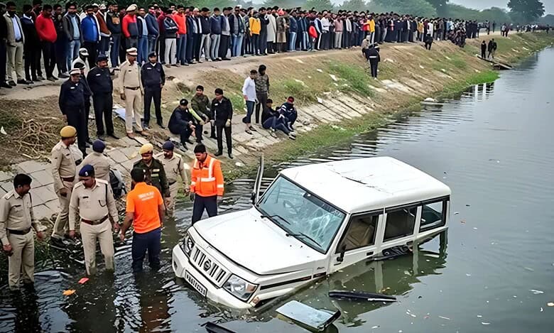 Police and rescue personnel at the spot after an SUV fell into the Saryu canal, leaving 11 people dead in Uttar Pradesh's Gonda district on Sunday