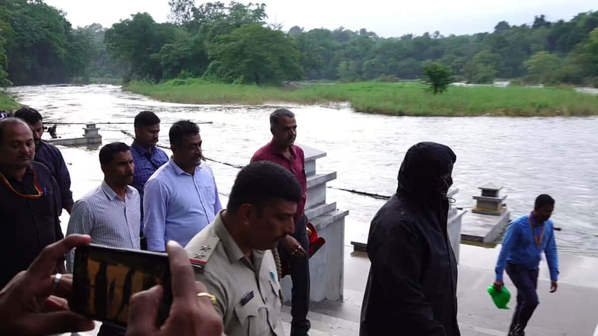 Karnataka police with former Dalit sanitation worker-turned-whistleblower (covered in black clothes)