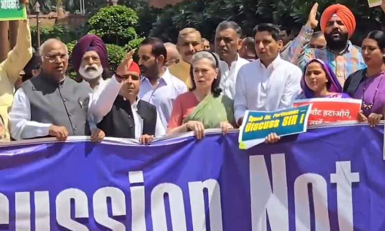 Sonia Gandhi, Oppn MPs protest against Bihar voter list revision
