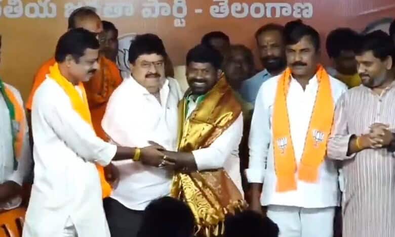 Guvvala Balaraju along with Telangana BJP President N Ramchander Rao
