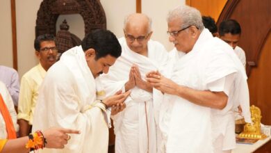 Karnataka BJP president Vijayendra Yediyurappa with Dharmasthala caretaker Veerendra Heggade