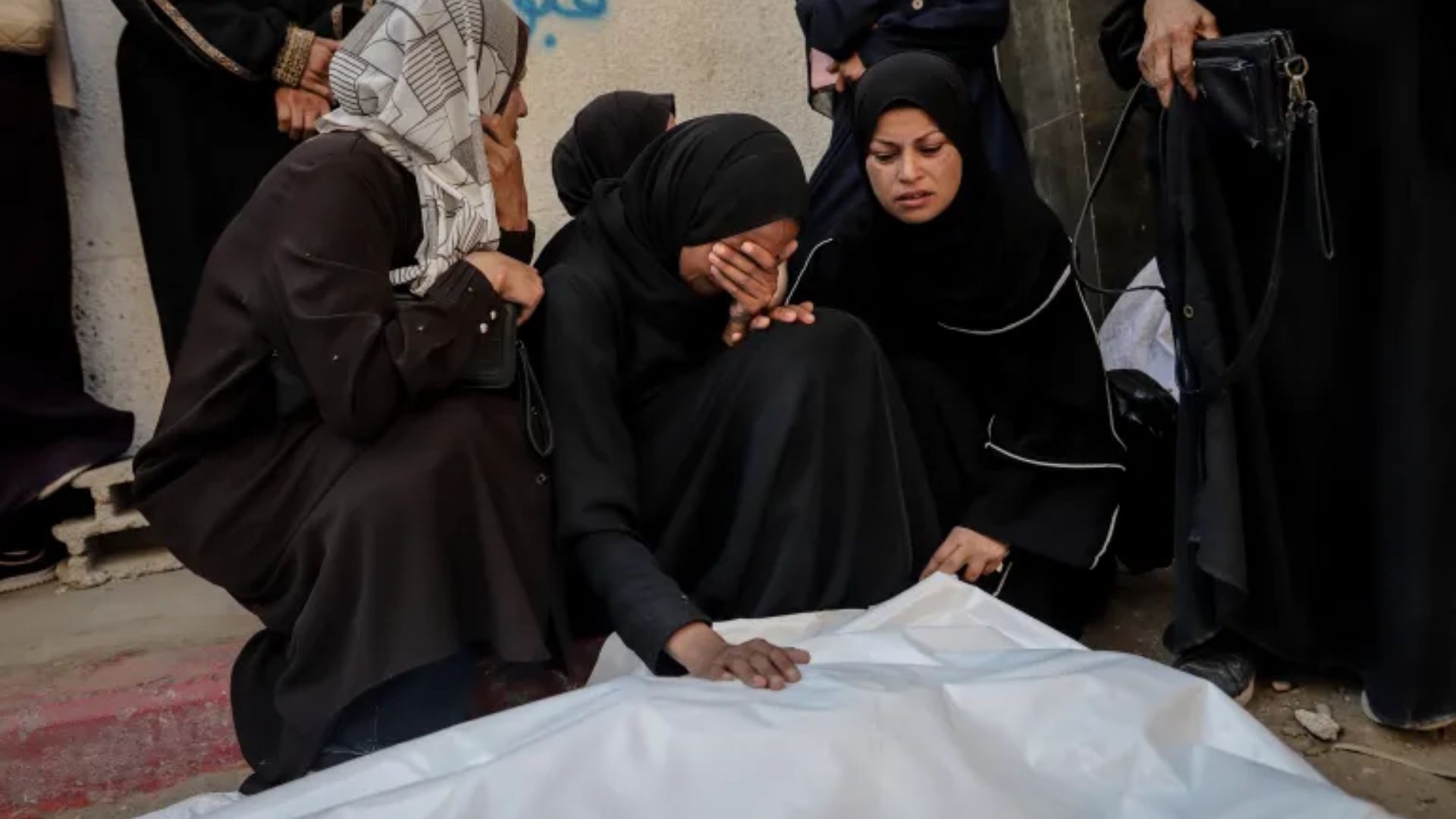 Palestinians grieve the loss of loved ones [[Saeed MMT Jaras/Anadolu]]