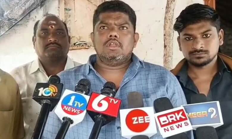 A resident of Jagtial addresses the media regarding the incident