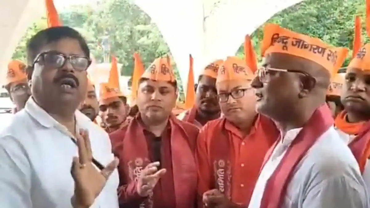 Mau city magistrate Brijendra Kumar (left) and Hindu Jagran Samiti member Sujit Singh (right)