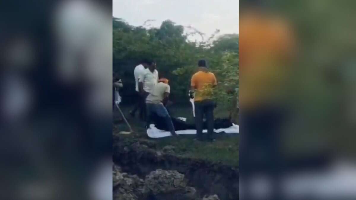 Hindus bury a Muslim woman in Uttar Pradesh