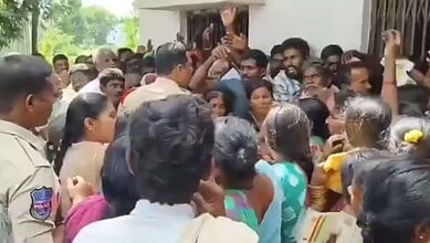 Angry farmers confront police personnel for urea shortage in Telangana