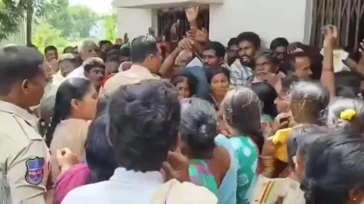 Angry farmers confront police personnel for urea shortage in Telangana