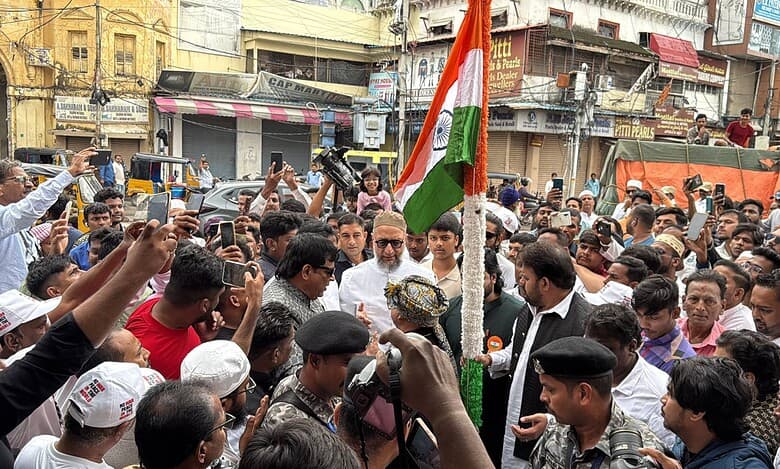 Asaduddin Owaisi unfurls the national flag at Madina Circle in Hyderabad