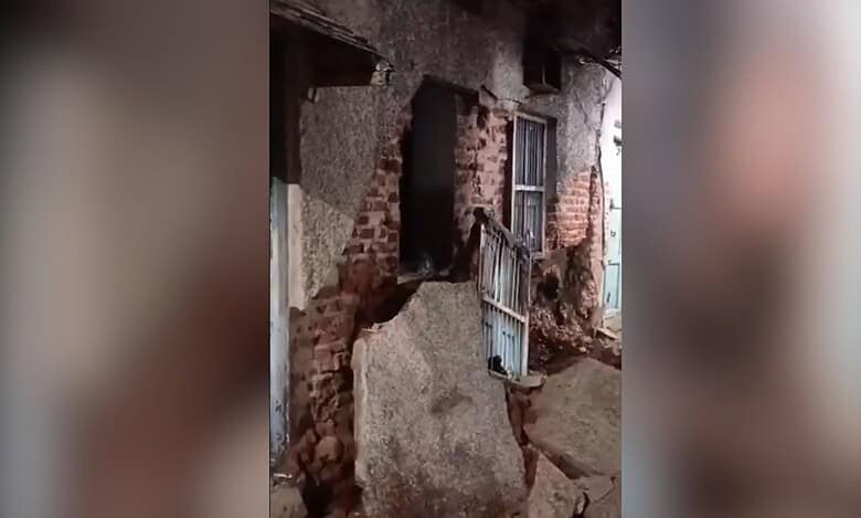 Heavy rains in Hyderabad result in a portion of a building to collapse in Hussaini Alam