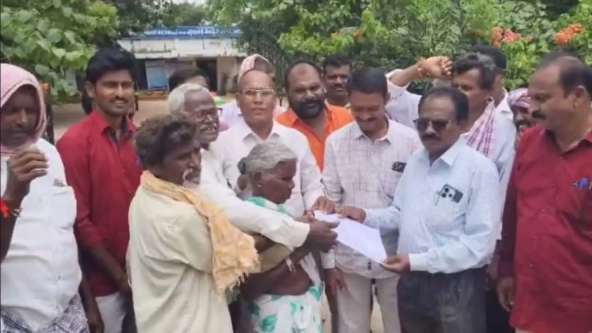 Framers in the Thungathurthi mandal of Suryapet district stage a dharna outside the local Tahsildar's office demanding urea