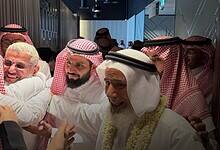 A group of men in traditional Saudi attire joyfully welcoming Homaidan bin Ali Al-Turki back home after his release from prison in the US.