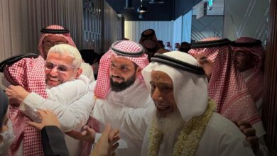 A group of men in traditional Saudi attire joyfully welcoming Homaidan bin Ali Al-Turki back home after his release from prison in the US.