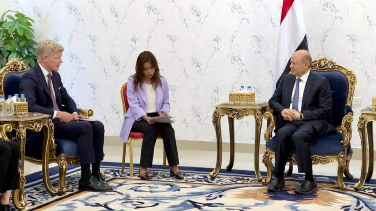 Chairman of Yemen’s Presidential Leadership Council Rashad al-Alimi meets UN Special Envoy Hans Grundberg in Riyadh to discuss peace efforts.