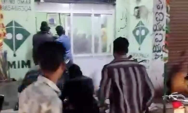 Mob attacks AIMIM office in Hyderabad