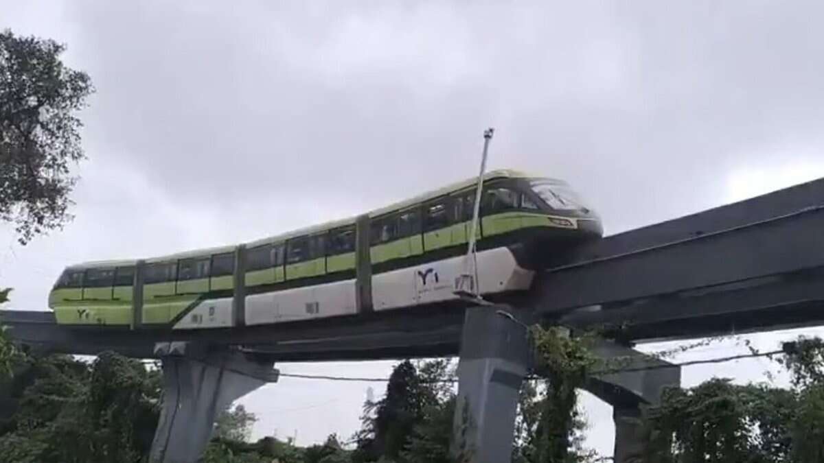 Monorail stops near wadala station