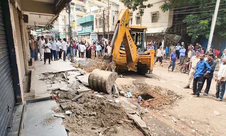 GHMC demolishes street vendors’ stalls for road widening near Khaja Mansion