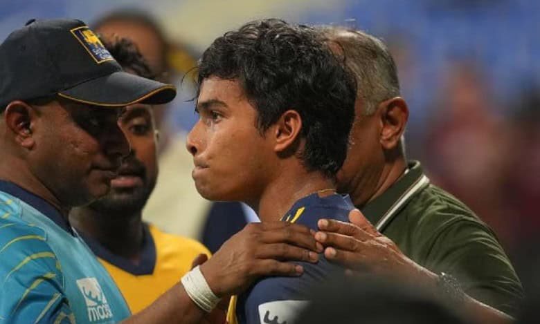 SL head coach Sanath Jayasuriya consoles Dunith Wellalage after the news of his father's passing during the Asia Cup.(XNewswire.lk)
