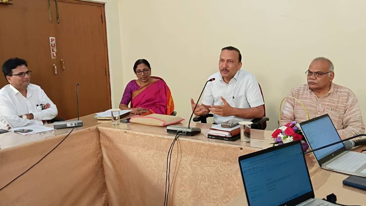 The image shows experts speaking at 