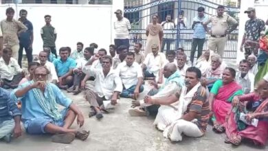 Farmers protest at Ponnam Prabhakar's camp office in Siddipet
