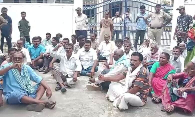 Farmers protest at Ponnam Prabhakar's camp office in Siddipet