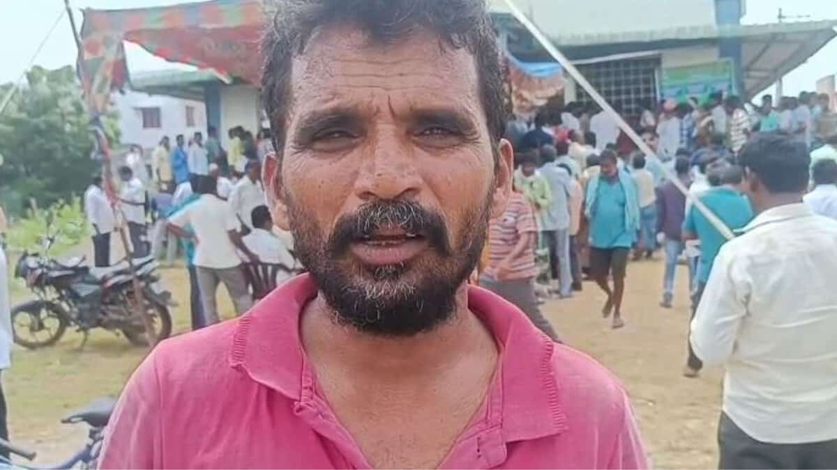 Farmer interacts with Media in Mahabubabd