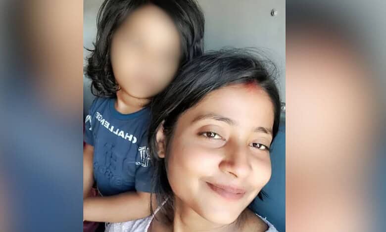 Anjali with her three-year-old daughter (face blurred)