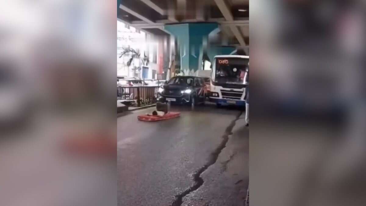 A man casually lying on his mattress bringing the traffic to halt in Bengaluru