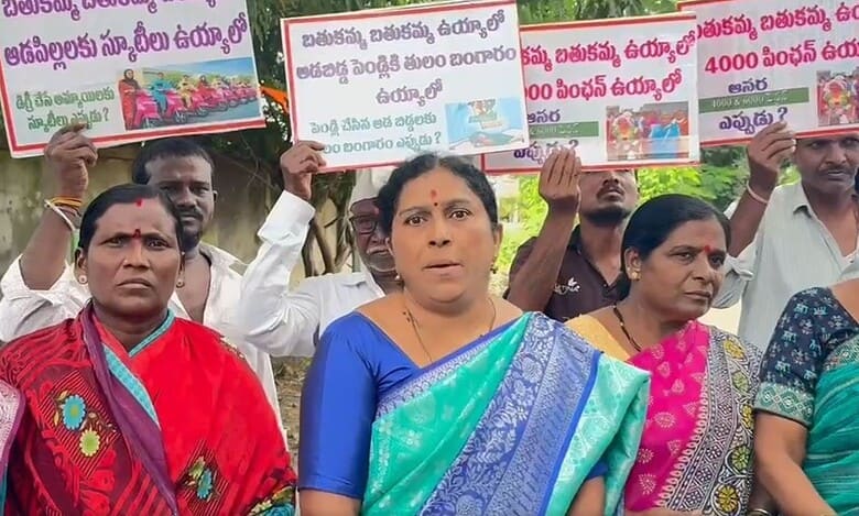 Women in Adilabad protest over the non-implementation of six guarantees