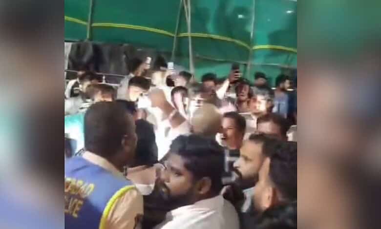 Tension prevailed at MJ market when a vehicle transporting cattle was stopped by self-proclaimed cow vigilantes