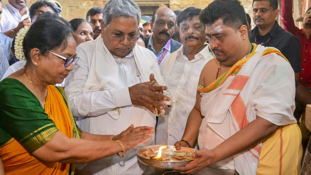 This year's international Booker Prize winner Banu Mushtaq inaugurating the Mysuru Dasara in Mysuru with Karnataka chief minister Siddaramaiah (PTI)