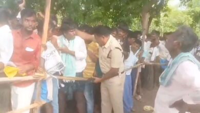 Police man beats farmers in Nalgonda
