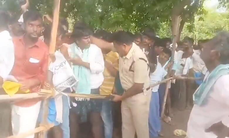 Police man beats farmers in Nalgonda