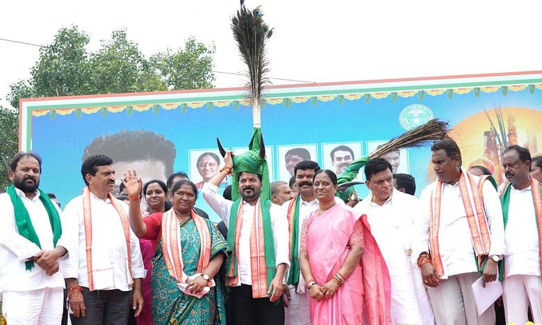 Telangana CM Revanth Reddy flanked by Minister for Panchayati Raj Dansari Anasuya (Seethakka, left) and Minister for Environment and Forest, Konda Surekha (right)
