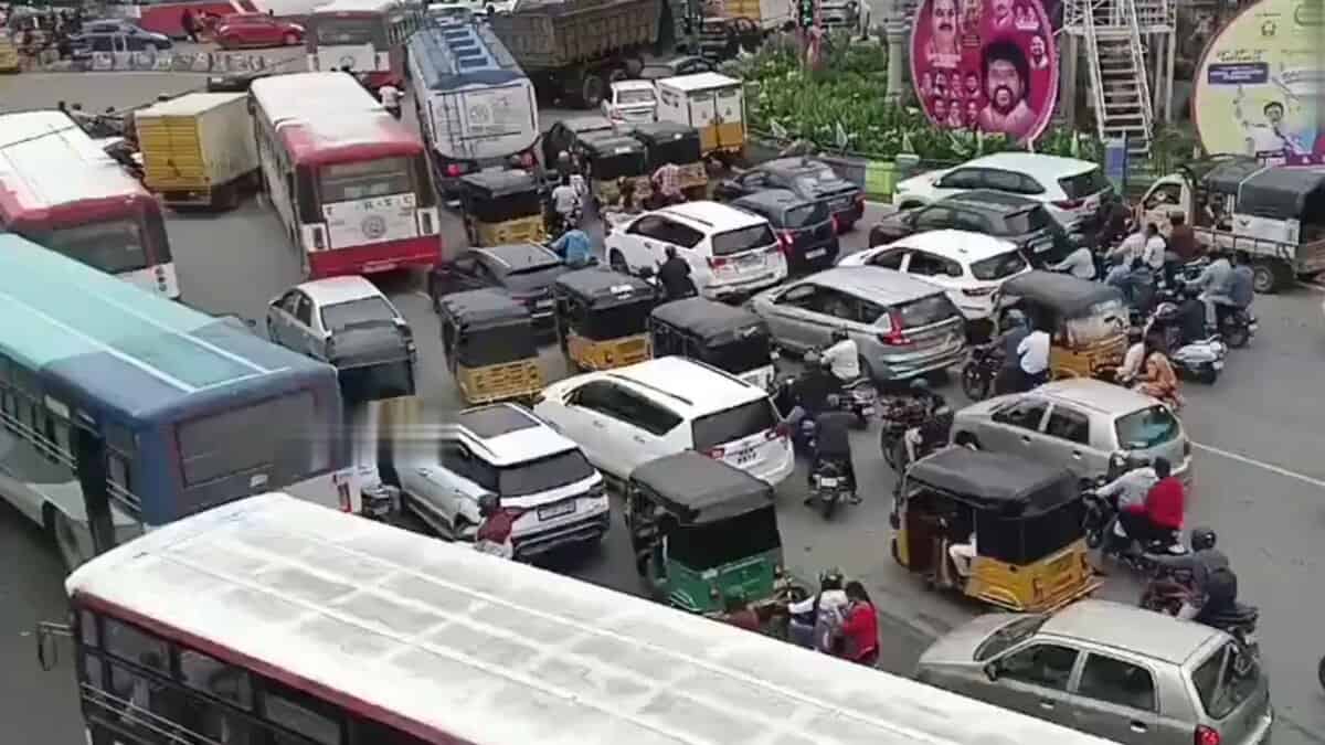 Huge traffic at Hyderabad-Vijayawada national highway