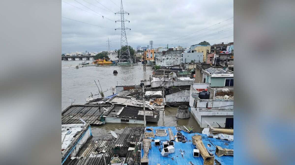 Flooding of houses in Moosanagar and Vinayakaveedhi Rasoolpura areas of Chaderghat.