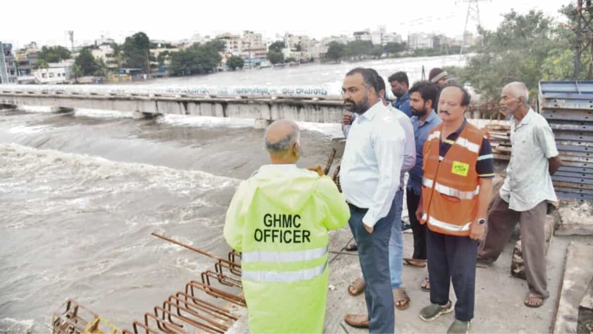GHMC commissioner RV Karnan inspecting Musi River