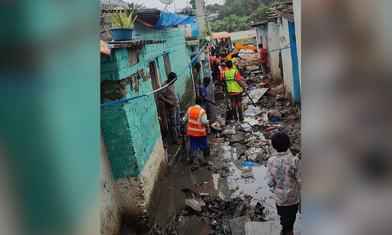 HYDRAA teams started large-scale cleaning in flood-affected colonies along the Musi River banks.