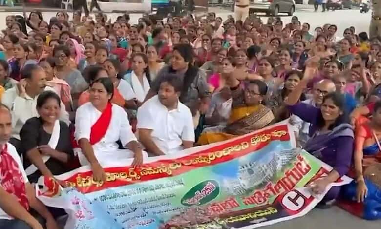Anganwadi teachers in Telangana protest infront of Secretariat