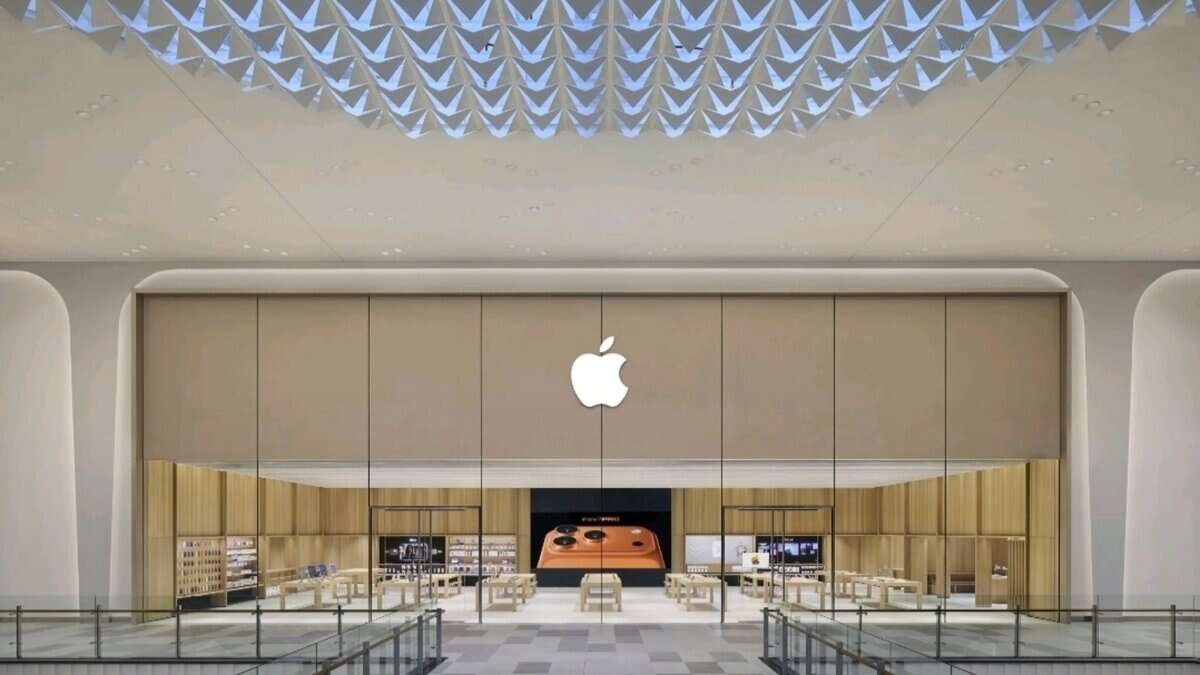 Front view of Apple’s new retail store at Al Jimi Mall in Al Ain, UAE, with modern glass façade and illuminated Apple logo.